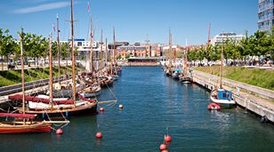 Purjeveneitä laiturissa Kielin huvivenesatamassa