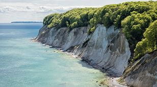 Rugenin jylhiä rantakallioita ja turkoosi meri