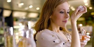 Nainen parfyymiostoksilla laivan tax free myymälässä matkalla Irlantiin