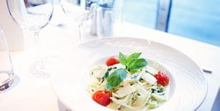 Herkullinen pasta-annos ikkunapöydässä laivan ravintolassa matkalla Irlantiin.