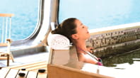 Nainen rentoutuu laivan kylpyläosaston porealtaassa ja ihailee merinäköalaa