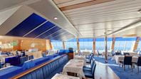 Sini-valkoinen sisustus ja merinäköala laivan Metropolitan ravintolassa