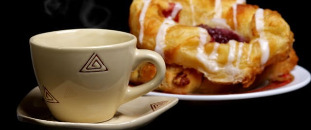 Kahvikuppi ja viineri laivan kahvilassa