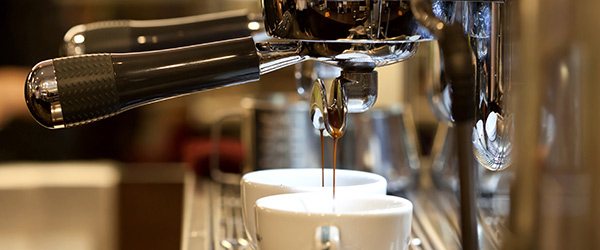 Espressokeittimestä valuu kahvia kahteen kahvikuppiin laivan Cape Horn ravintolassa