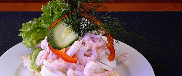 Herkullinen katkarapuvoileipä annos laivan ravintolassa