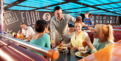 Iloisia matkustajia syömässä Ruotsista Puolaan liikennöivän laivan Food City ravintolassa