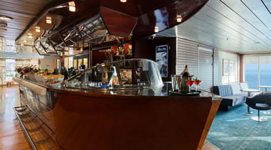 Klassisen italialaisen Riva veneen muotoinen baaritiski laivalla