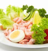 Herkullinen katkarapuannos laivan ravintolassa