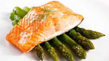 Herkullinen annos lohta ja tuoretta parsaa laivan ravintolassa reitillä Latviasta Saksaan